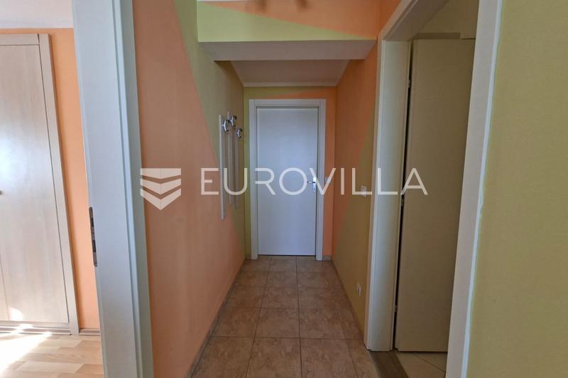 Lovran, stan u centru s dva parkinga i pogledom na more