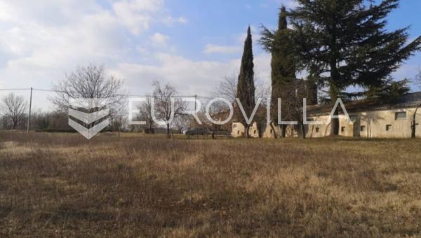 Ístria, Área de Zminj, Terreno urbanizado com 2492m2