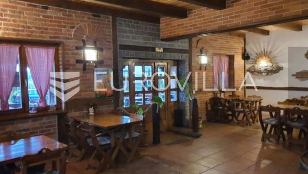 Karlovac, locales comerciales, restaurante 300 m², excelente ubicación, todo el inventario