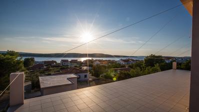 Rab, Barbat, 105 m²-es penthouse, 200 m-re a tengertől