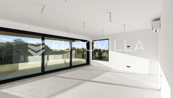 Istra, Poreč, novogradnja, prostrani penthouse sa krovnom terasom, odlična lokacija