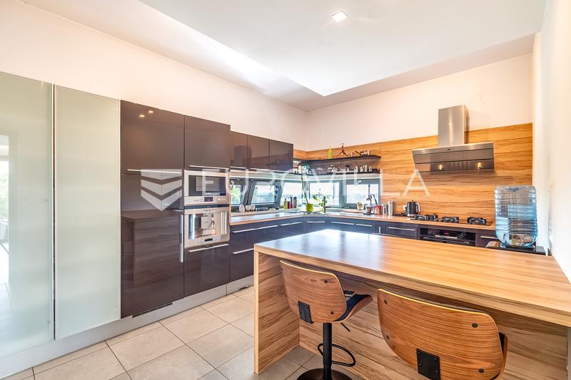 Zagreb, Gornja Dubrava, prekrasna vila s bazenom površine 360 m² - 8