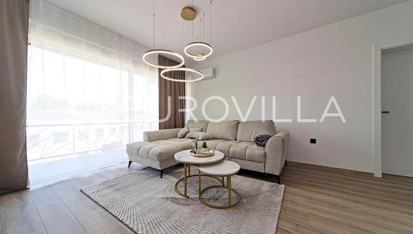 <b>Osijek, Cvjetno Naselje - Appartement met vier slaapkamers, 111 m² met een terras en een eigen parkeerplaats</b>