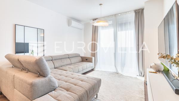Zagreb, Slobostina, YENİ BİNA, 78 m² üç odalı daire ve açık otopark alanı
