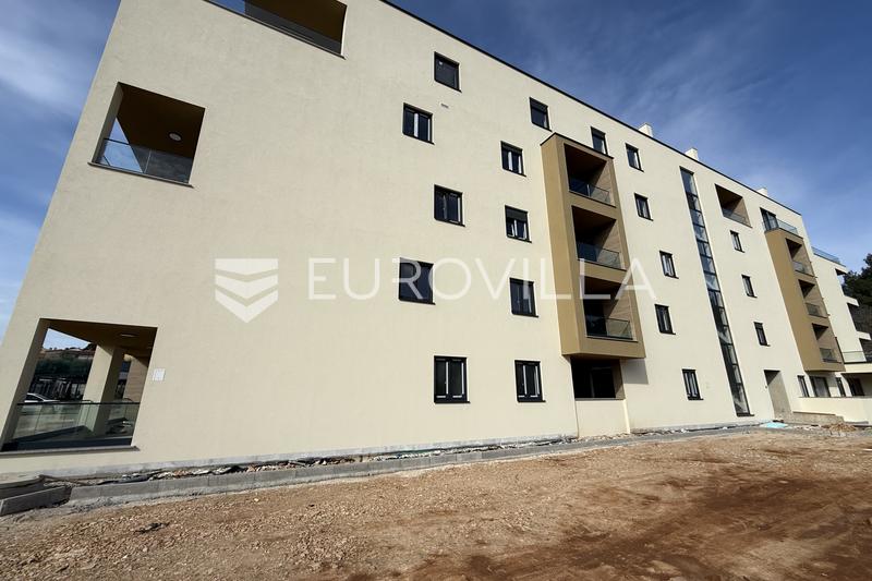 Pula, Veli Vrh, moderni dvosobni stan u novogradnji s liftom, prizemlje, 62 m²