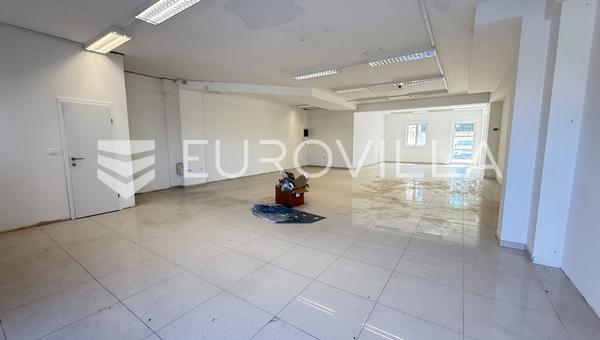 Pula, Monvidal, prizemni poslovni prostor s pet parkirnih mjesta 130 m²