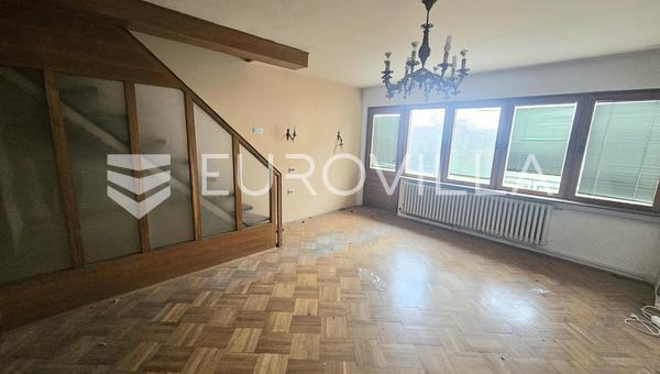 Osijek, Donji grad, kuća s garažom na tri etaže za adaptaciju