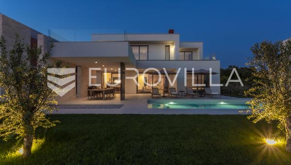 Istria, Rovinj, ylellinen huvila uima-altaalla ja panoraamamerinäköalalla
