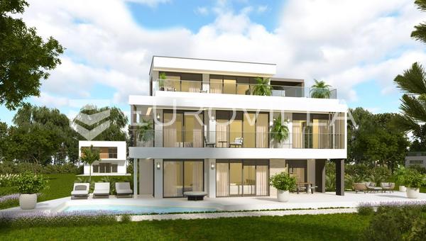 Podstrana - una lujosa villa con piscina en las inmediaciones del mar