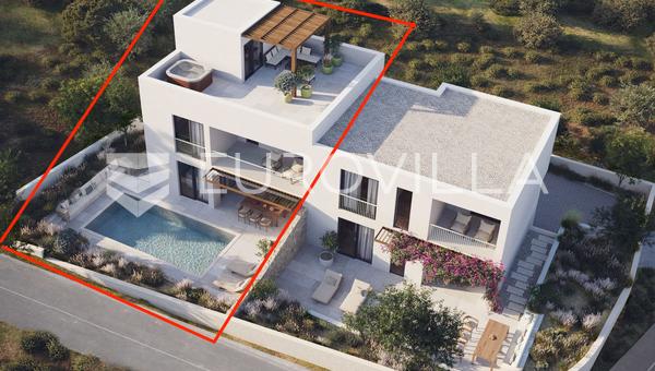 Vodice, lujoso apartamento de tres niveles con piscina y terraza en la azotea con vistas panorámicas al mar