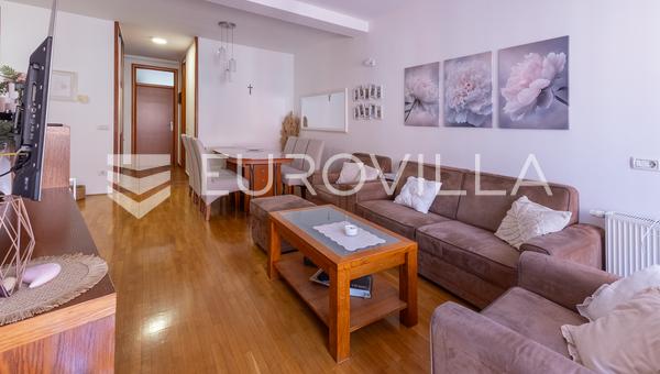 Slavonski Brod, apartamento de tres dormitorios, 72 m² en el centro de la ciudad
