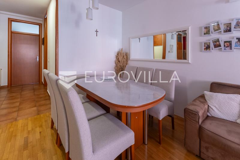 Slavonski Brod, three-bedroom apartment, 72 m² in the city center