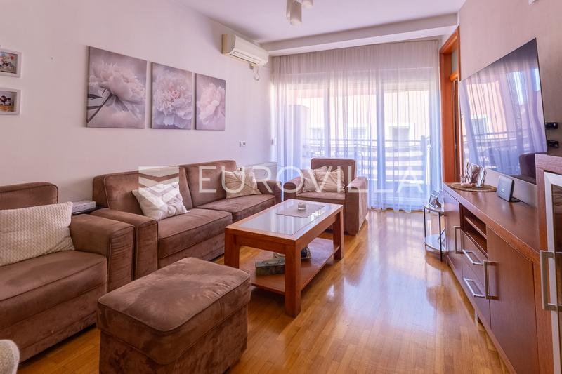 Slavonski Brod, three-bedroom apartment, 72 m² in the city center