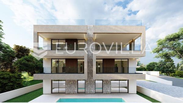 Zadar, Kožino, třípokojový byt se zahradou a bazénem ve výborné lokalitě