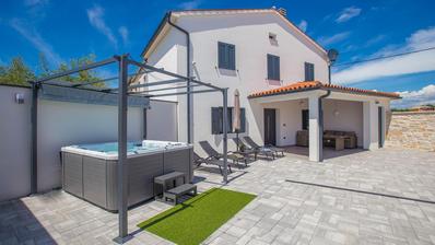 Istrien, Vodnjan, två renoverade bostadshus med jacuzzi i ett lugnt läge