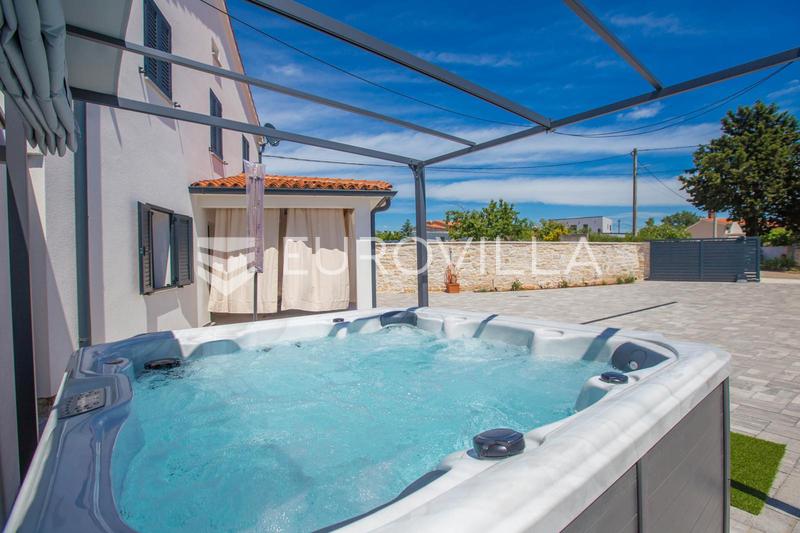 Istria, Vodnjan, two renovated residential buildings with jacuzzi in a quiet location