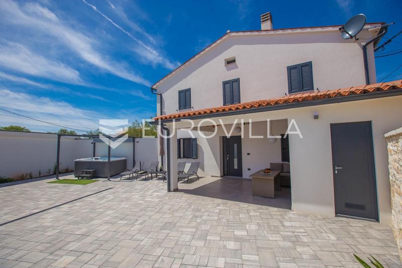 Istria, Vodnjan, two renovated residential buildings with jacuzzi in a quiet location