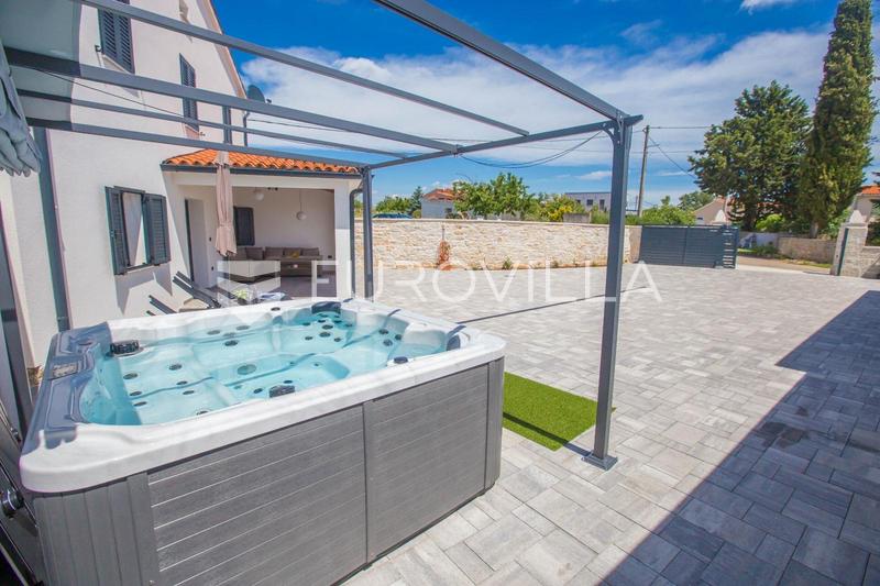 Istria, Vodnjan, two renovated residential buildings with jacuzzi in a quiet location