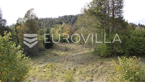 Fužine, 1476 m²'lik güzel ve düz bir arazi, Bajer Gölü'nün hemen yakınında yer almaktadır.