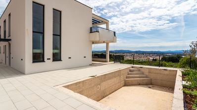 Vodice, neljän makuuhuoneen kaksikerroksinen huoneisto uima-altaalla, autotallilla ja panoraamanäkymällä merelle