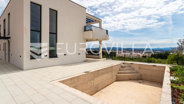 Vodice, yüzme havuzlu, garajlı ve panoramik deniz manzaralı dört yatak odalı dubleks daire