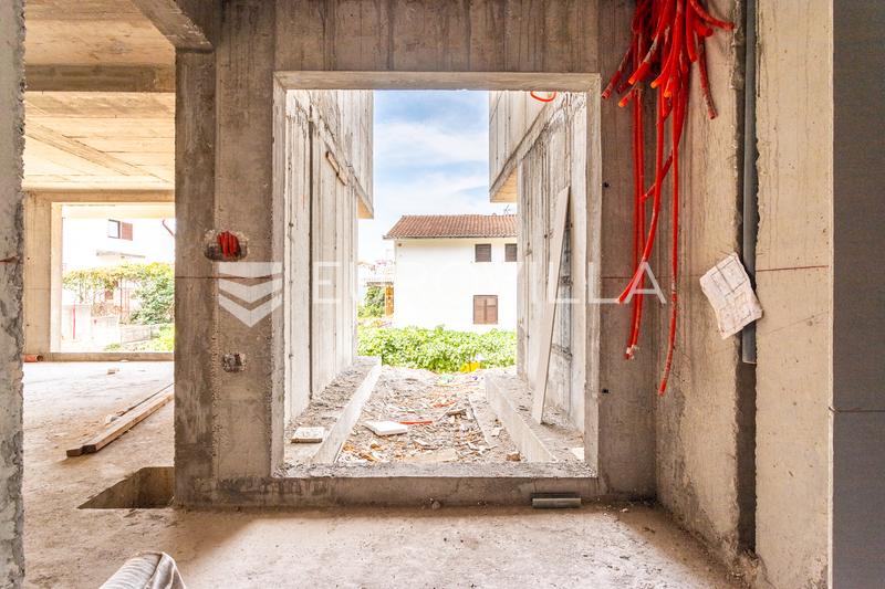 Trogir, Ciovo, appartamento con tre camere da letto, piscina privata e due posti auto - 9