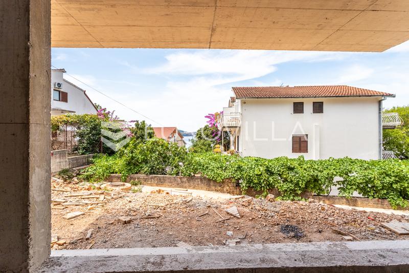 Trogir, Ciovo, appartamento con tre camere da letto, piscina privata e due posti auto - 13