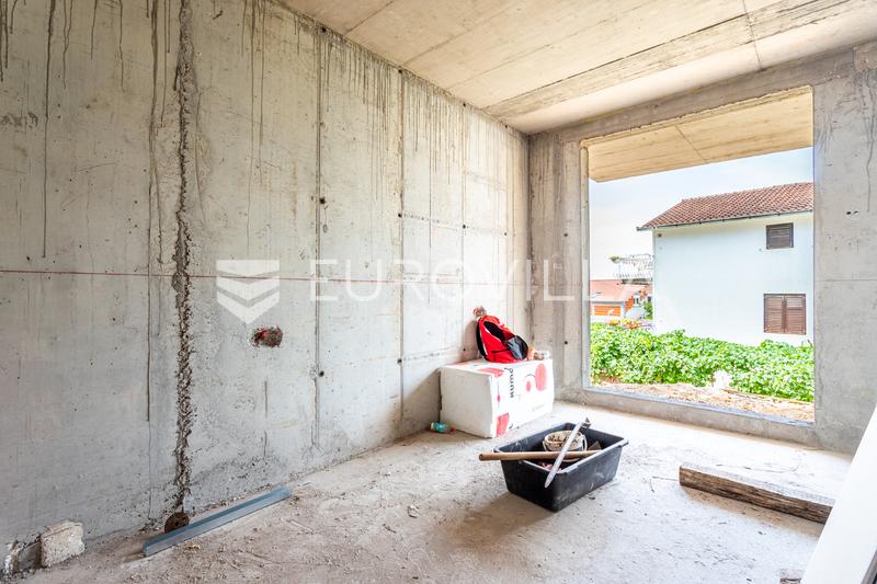 Trogir, Ciovo, appartamento con tre camere da letto, piscina privata e due posti auto - 8