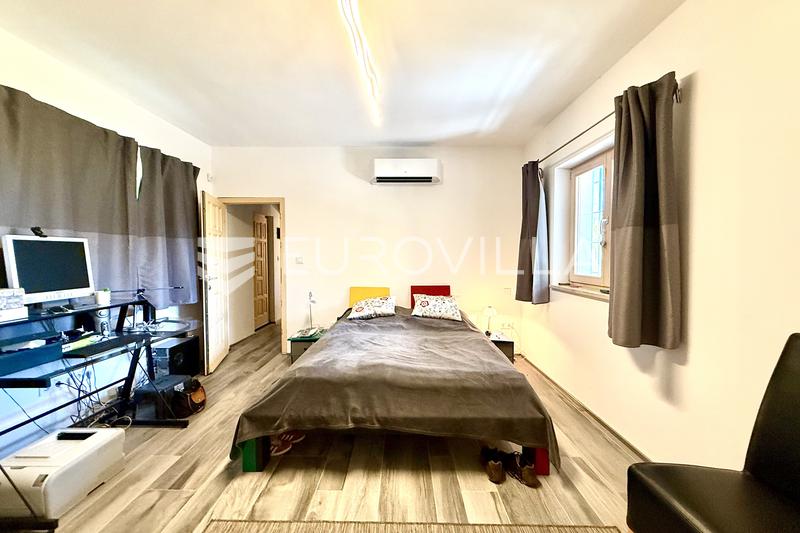 Medulin, kuća s bazenom, dvije krovne terase i panoramskim pogledom na more - 9