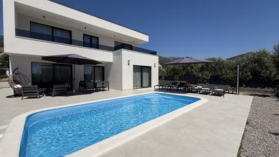 Kaštel Stari, moderna vila s bazenom i pogledom na more