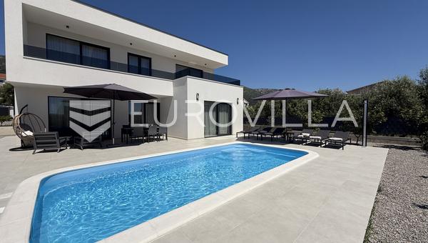 Kaštel Stari, moderna vila s bazenom i pogledom na more
