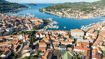 Otok Korčula, Vela Luka, kamena kuća u centru mjesta