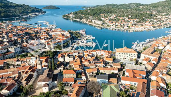 Otok Korčula, Vela Luka, kamena kuća u centru mjesta