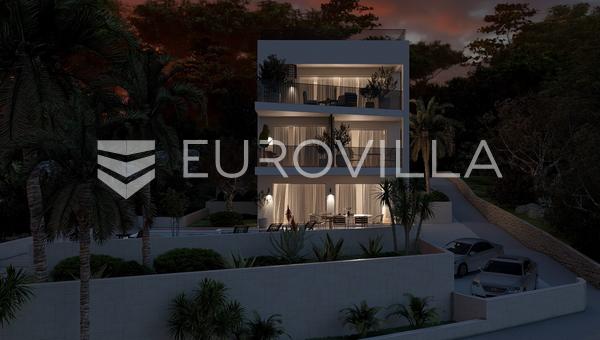 Čiovo, Okrug Gornji, luksuzan trosoban penthouse s krovnom terasom, prvi red do mora