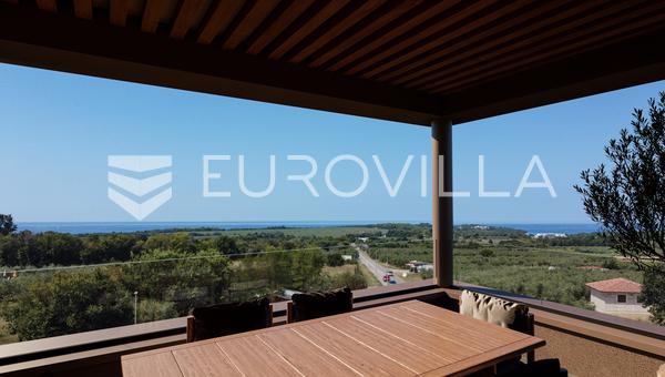 Istria, Tar-Vabriga - Ylellinen kattohuoneisto panoraamanäköalalla merelle