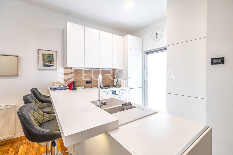 Zagabria, Città Bassa, Piazza Franjo Tuđman, edificio residenziale e commerciale con cortile 514 m² - 3