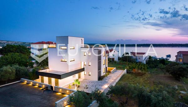 Rab Adası, Barbat, modern üç odalı daire 107 m², özel bahçe