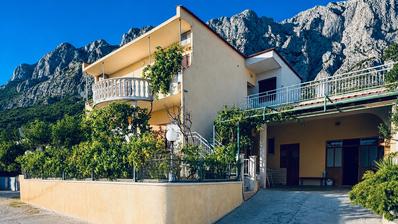 Makarska-Veliko Brdo dům se dvěma samostatnými apartmány, garáží a krásným výhledem na moře