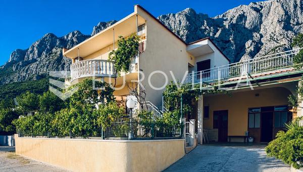 Makarska-Veliko Brdo casa con due appartamenti separati, garage e splendida vista mare