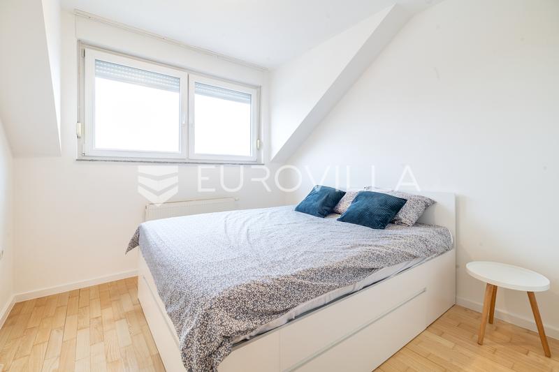 Zagreb, Rudeš, trosoban stan 42 m² s parkingom