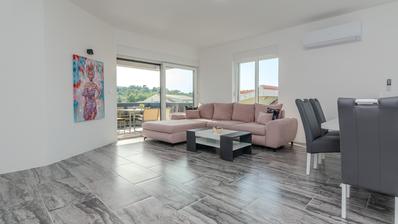 Vir, lindo apartamento de três quartos com terraço na cobertura e vista para o mar