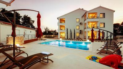 Ístria, Peroj - apartamento térreo com acesso direto à piscina