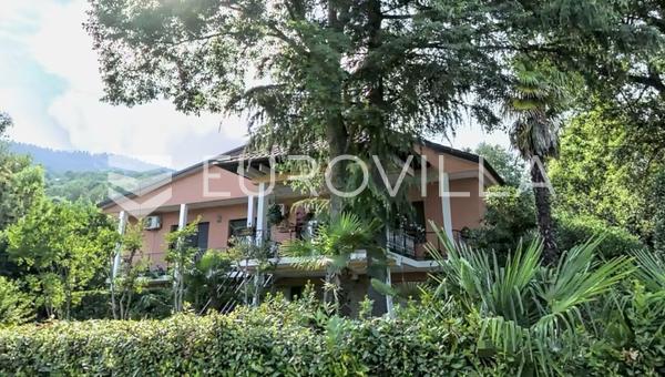 Lovran, casa unifamiliar en una parcela espaciosa, a 200 m de la playa