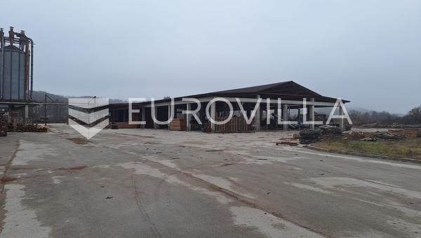 Vojnic, nave industrial y almacén de 9.000 m² en una parcela de 25.000 m², con excelentes posibilidades de uso polivalen