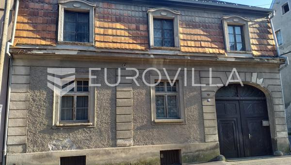 Samobor, casa com amplo terreno e anexos em um lote de 1578 m²