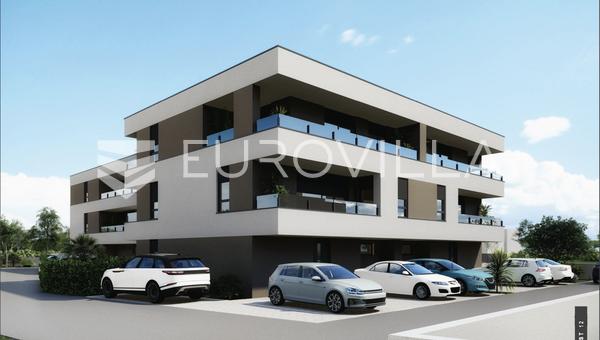 Pula, Valdebek - apartamento de dos dormitorios en un edificio nuevo con jardín.