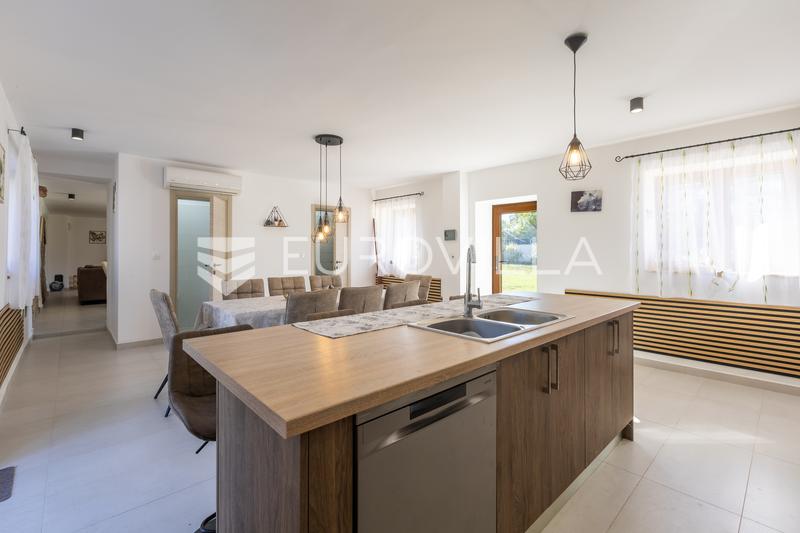 Istria, Svetvinčenat - Odnowiony kamienny dom z basenem i przestronnym terenem - 12