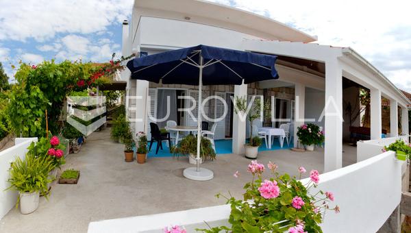 Hvar, Sućuraj, casa con cuatro unidades residenciales en primera línea de mar