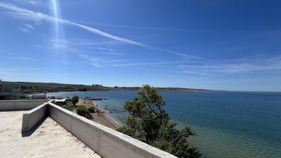 Otok Pag, plaža Perilo, trosoban stan u luksuznoj novogradnji PRVI RED DO MORA