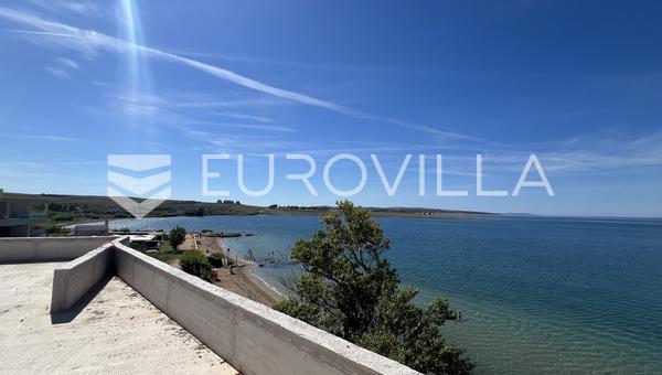 Otok Pag, plaža Perilo, trosoban stan u luksuznoj novogradnji PRVI RED DO MORA